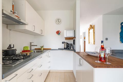 microwave, stove, kitchen