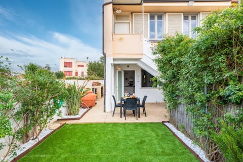 Property building, Garden, Dining area