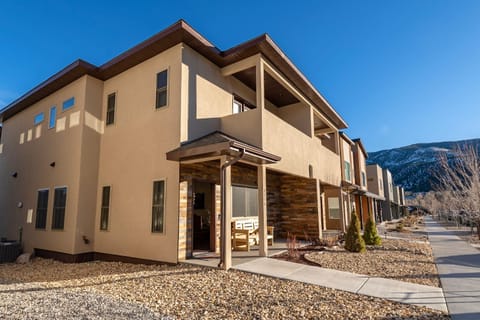 River Valley Retreat- Dog Friendly, Minutes to Monarch Mountain House in Poncha Springs