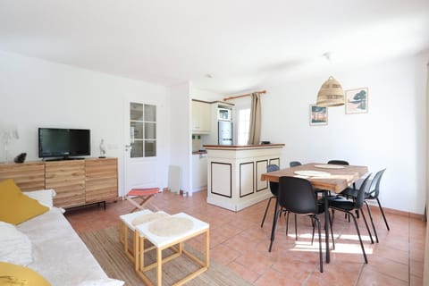 TV and multimedia, Kitchen or kitchenette, Living room, Other, Seating area, Dining area