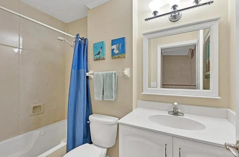 Elegant three Bdrd Coastal Townhome with Multiple Balconies Apartment in Lido Key