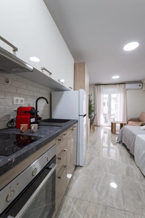 Bed, Photo of the whole room, Bedroom, oven, stove