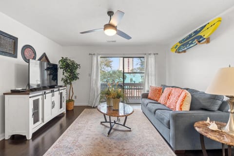 Day, TV and multimedia, View (from property/room), Balcony/Terrace, Living room, Seating area, furniture