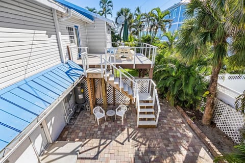 Steps to the Beach, Scenic Deck Views & Near Times Square Fun - FMB - The Upper Deck - Roelens House in Estero Island
