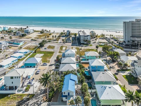 Steps to the Beach, Scenic Deck Views & Near Times Square Fun - FMB - The Upper Deck - Roelens House in Estero Island