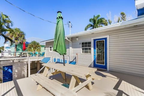 Steps to the Beach, Scenic Deck Views & Near Times Square Fun - FMB - The Upper Deck - Roelens House in Estero Island