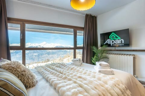 Bed, Natural landscape, TV and multimedia, Photo of the whole room, Bedroom, Mountain view