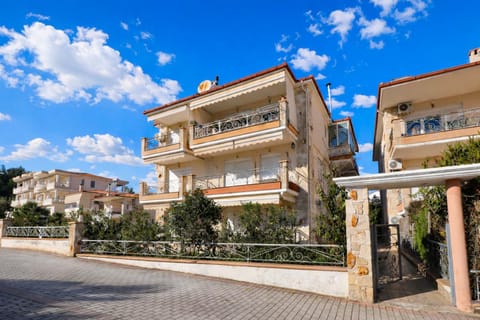 Property building, Day, View (from property/room), Balcony/Terrace