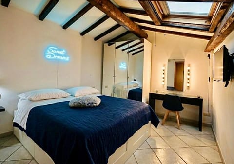 Bed, TV and multimedia, Photo of the whole room, Bedroom