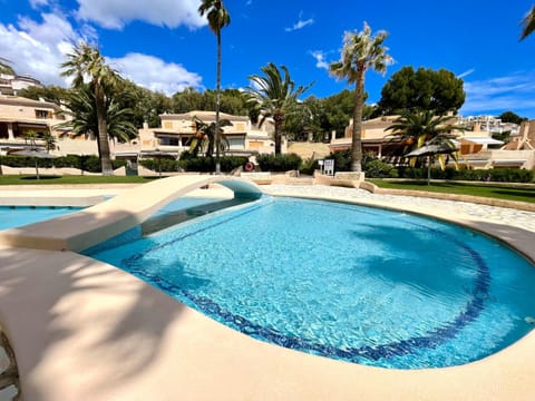 Property building, Day, Pool view, Swimming pool, sunbed
