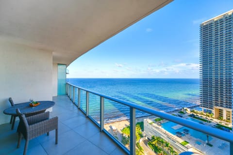 Balcony/Terrace, Seating area, City view, Sea view
