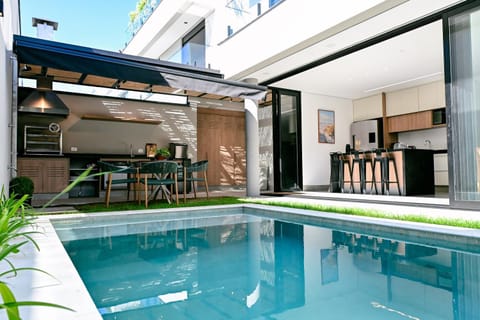 Day, View (from property/room), Dining area, Pool view, Swimming pool, sunbed