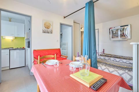 Bed, Kitchen or kitchenette, Living room, Photo of the whole room, Dining area