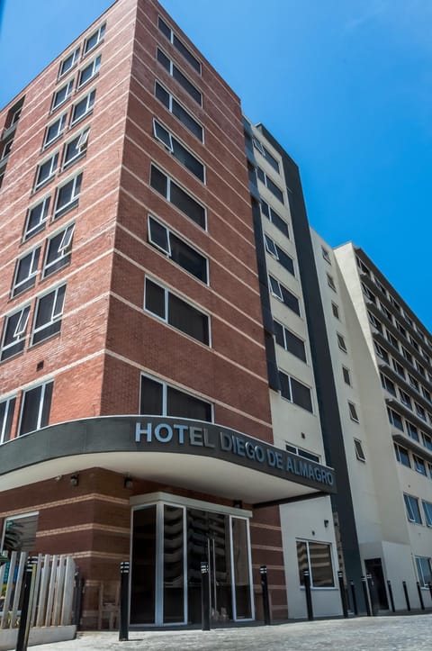 Staff, Facade/entrance, Off site, People, Property logo or sign, Summer, Lobby or reception, group of guests, Family