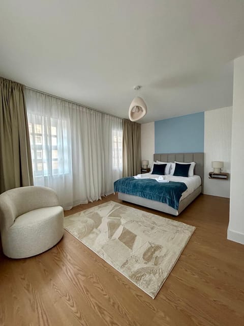 Bed, Photo of the whole room, Seating area, Bedroom