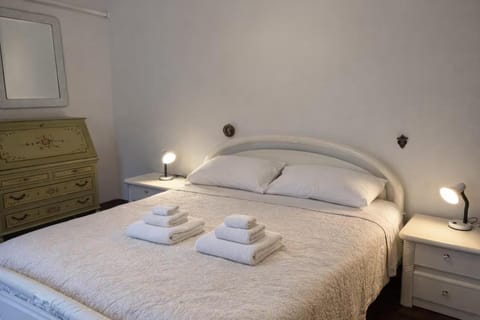Bed, towels