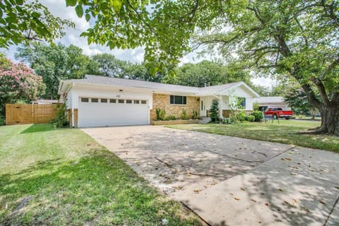 4BR with Pool, Golf, Game Room, Near Stadium and DFW Airport House in Bedford