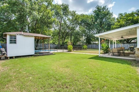 4BR with Pool, Golf, Game Room, Near Stadium and DFW Airport House in Bedford