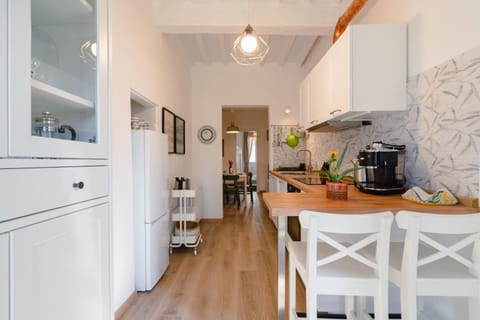 Coffee/tea facilities, Kitchen or kitchenette, Dining area, oven, stove, toaster