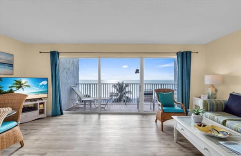 View (from property/room), Balcony/Terrace, Living room, Dining area