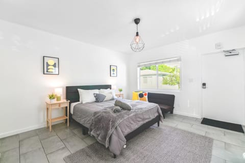 Bed, Seating area, towels