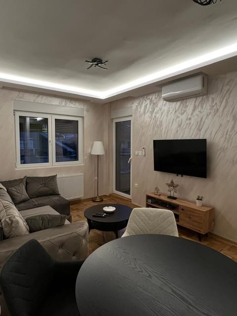 Bed, TV and multimedia, Living room, Seating area, Evening entertainment