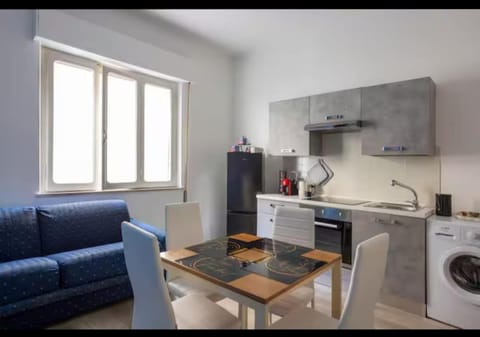 Coffee/tea facilities, Kitchen or kitchenette, Living room, Seating area, Dining area, oven, stove