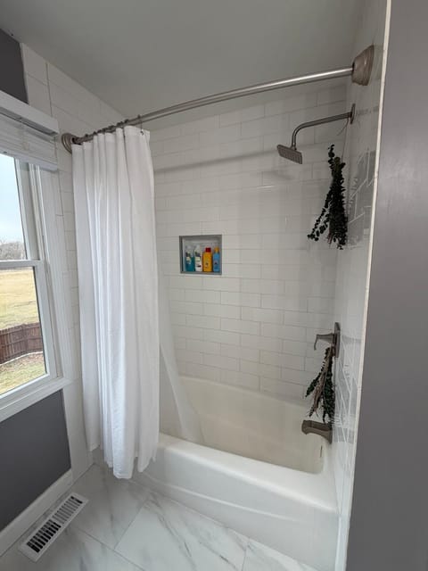 Elegant Executive Residence Hot Tub Pool Parties! Villa in Bartlett