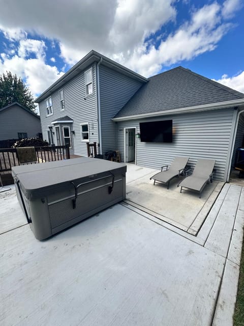 Elegant Executive Residence Hot Tub Pool Parties! Villa in Bartlett