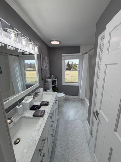 Elegant Executive Residence Hot Tub Pool Parties! Villa in Bartlett