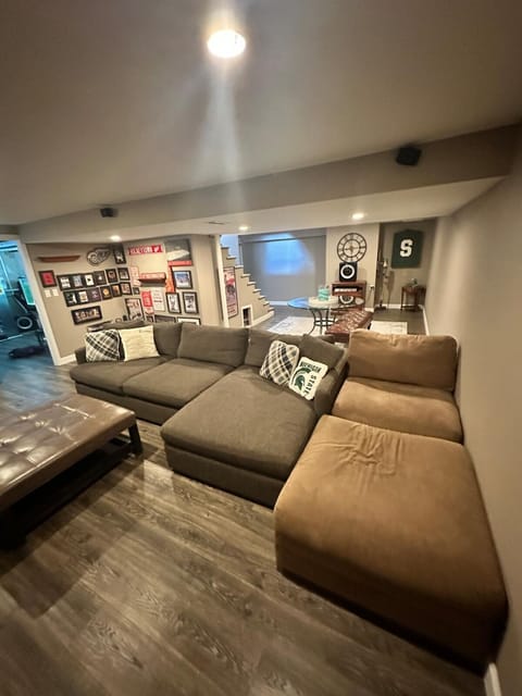 Elegant Executive Residence Hot Tub Pool Parties! Villa in Bartlett