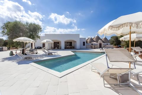 Patio, Day, Swimming pool