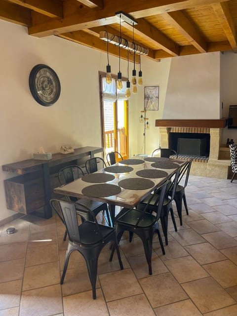 Dining area, fireplace