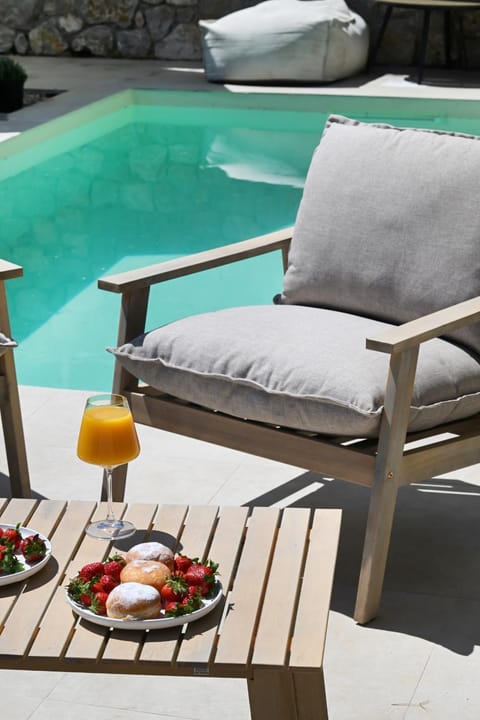 Day, Seating area, Swimming pool