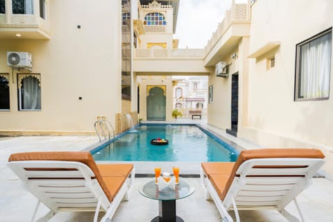 Swimming pool, sunbed