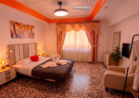 Bed, TV and multimedia, Photo of the whole room, Seating area, Bedroom, towels