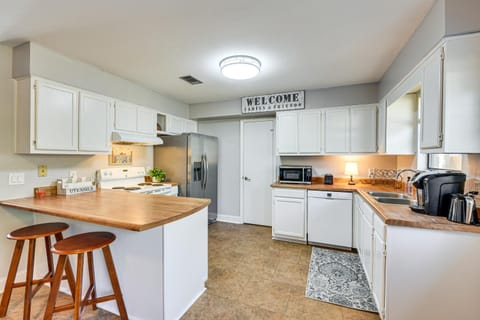 Families with Pets! Emerald Coast Home 9 Mi to Beach House in Wright