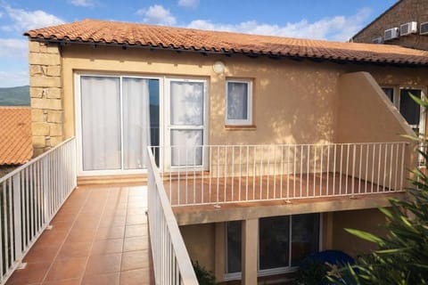 Facade/entrance, Balcony/Terrace