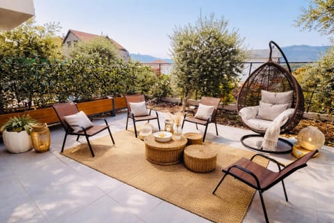 Patio, Day, Natural landscape, Garden, Balcony/Terrace, Seating area, Sea view
