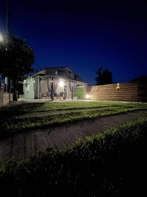 Garden, Seating area, Parking