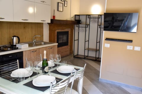 TV and multimedia, Coffee/tea facilities, Kitchen or kitchenette, Dining area