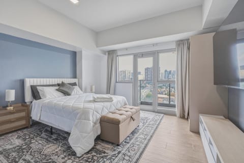 Bed, TV and multimedia, Bedroom, towels