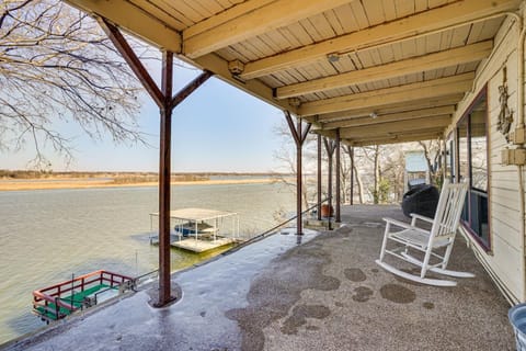 5 Mi to Granbury Square Waterfront Escape with Dock House in Texas