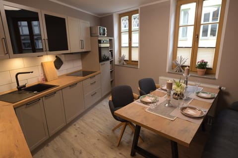 Coffee/tea facilities, Kitchen or kitchenette, Dining area, Food, stove