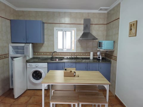 Kitchen or kitchenette, Dining area, microwave, washing machine
