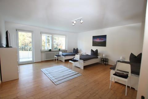 Bed, TV and multimedia, Bedroom