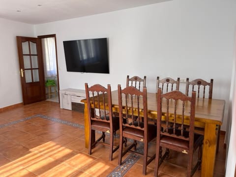 Communal lounge/ TV room, TV and multimedia, Living room, Dining area, Evening entertainment