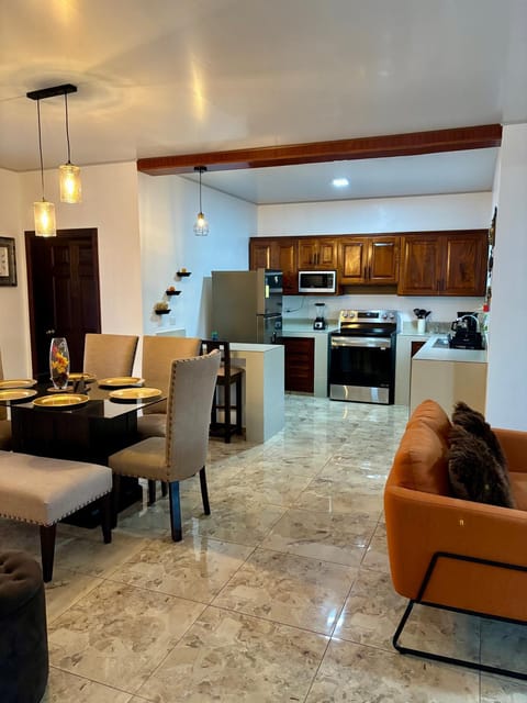 Kitchen or kitchenette, Living room, Seating area, Dining area, oven