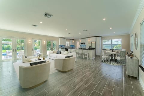 Fabulous 3 bedroom home with huge pool and garden House in Lantana