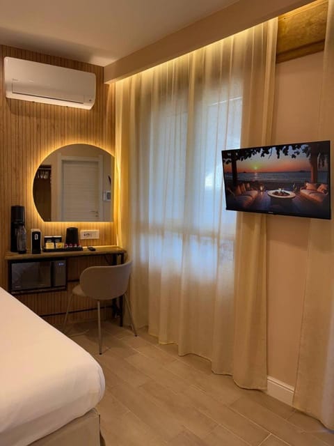 Bed, TV and multimedia, Bedroom, minibar, air conditioner